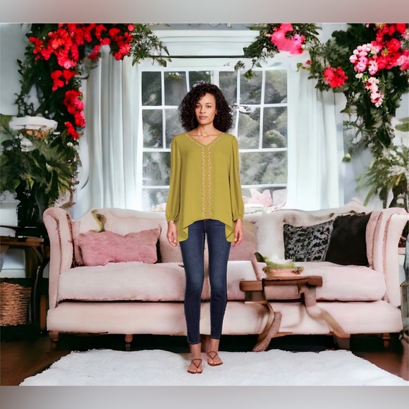 Pioneer woman embroidered tunic and gold hoop earrings. Both NWT! Ready to wear! - Picture 5 of 9